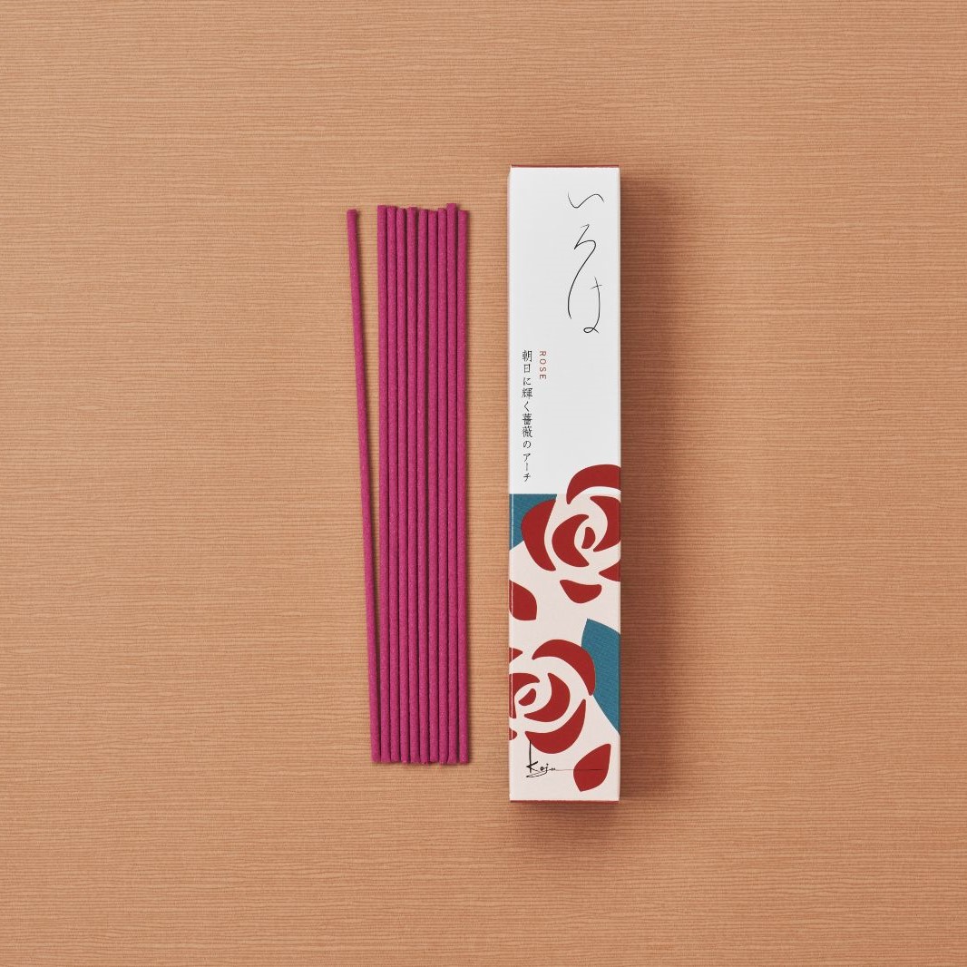 朝日に輝く薔薇のアーチ